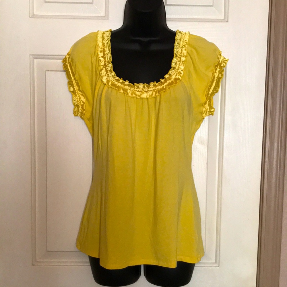 Women’s yellow shirt sleeves top